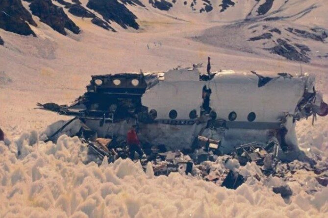 Plane crash in the snow