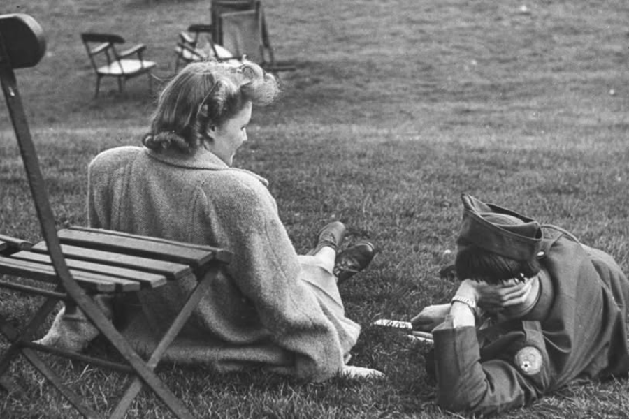 ww2 lovers in the park